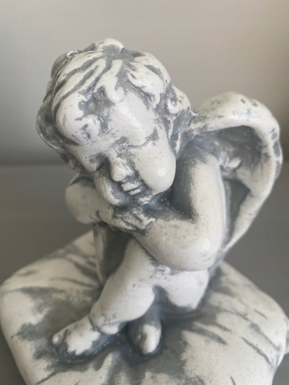 ANIOŁ aniołek figurka rzeźba mały SZARY
