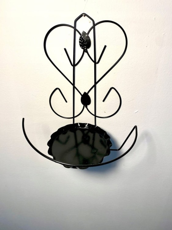 Kwietnik wiszący metalowy czarny z ozdobnym sercem