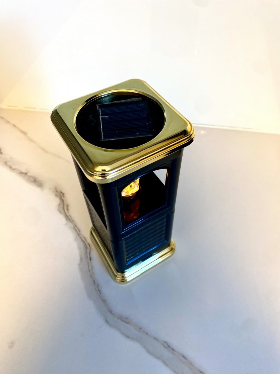 Elegancki czarno złoty znicz solarny elektryczny z aniołkiem na grób